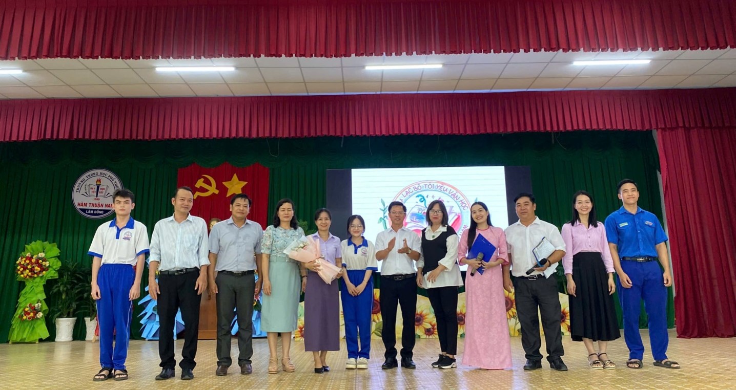 CÂU LẠC BỘ “TÔI YÊU VĂN HỌC” - NƠI ƯƠM MẦM TÌNH YÊU VĂN CHƯƠNG  VÀ NUÔI DƯỠNG NHỮNG TÂM HỒN ĐẸP